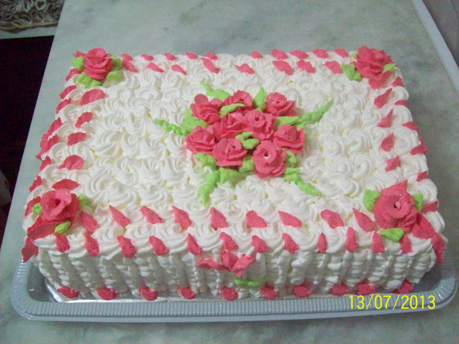 Nanda Bolos: BOLO DECORADO COM ROSAS DE CHANTILLY