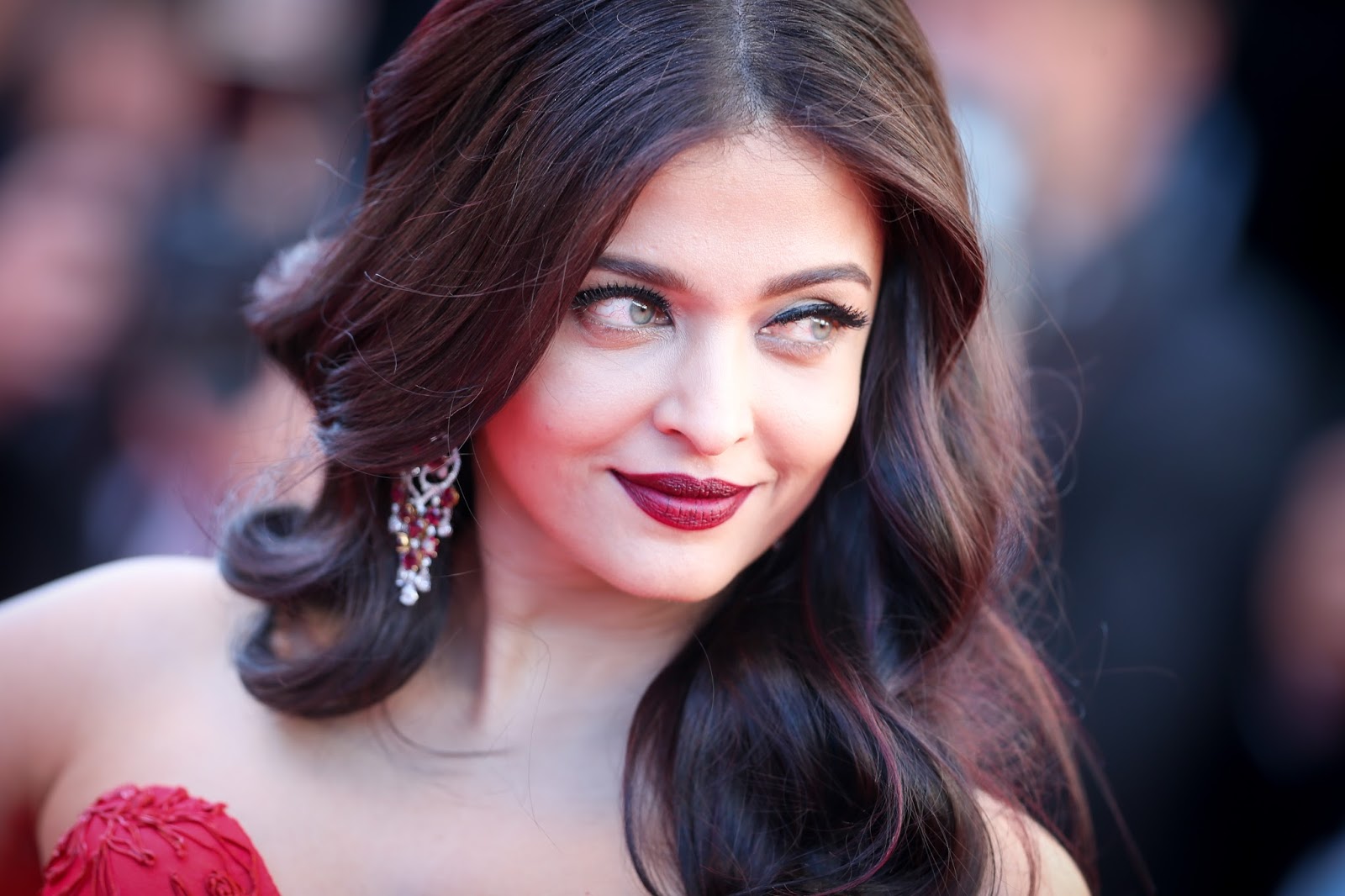 Aishwarya Rai Bachchan Looks Ravishing in a Ralph & Russo Red Gown At '120 Beats Per Minute (120 Battements Par Minute)' Premiere During The 70th Cannes Film Festival 2017