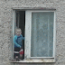 Video: Un niño juega en la ventana de un octavo piso