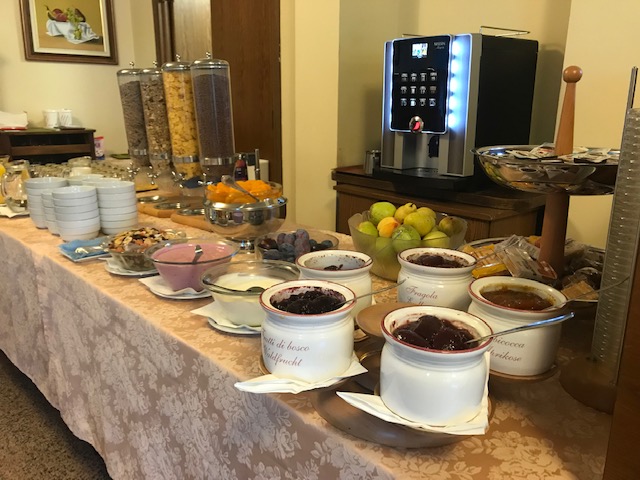 イタリア・ストレーザでの朝食のシリアルのコーナー。ジャムポットやヨーグルト、フルーツも豊富