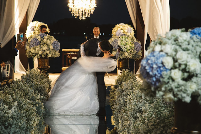 casamento real, porto vittoria, decoração, cerimônia, azul e branco, passarela de espelho, cerimônia a céu aberto, beijo, saída dos noivos