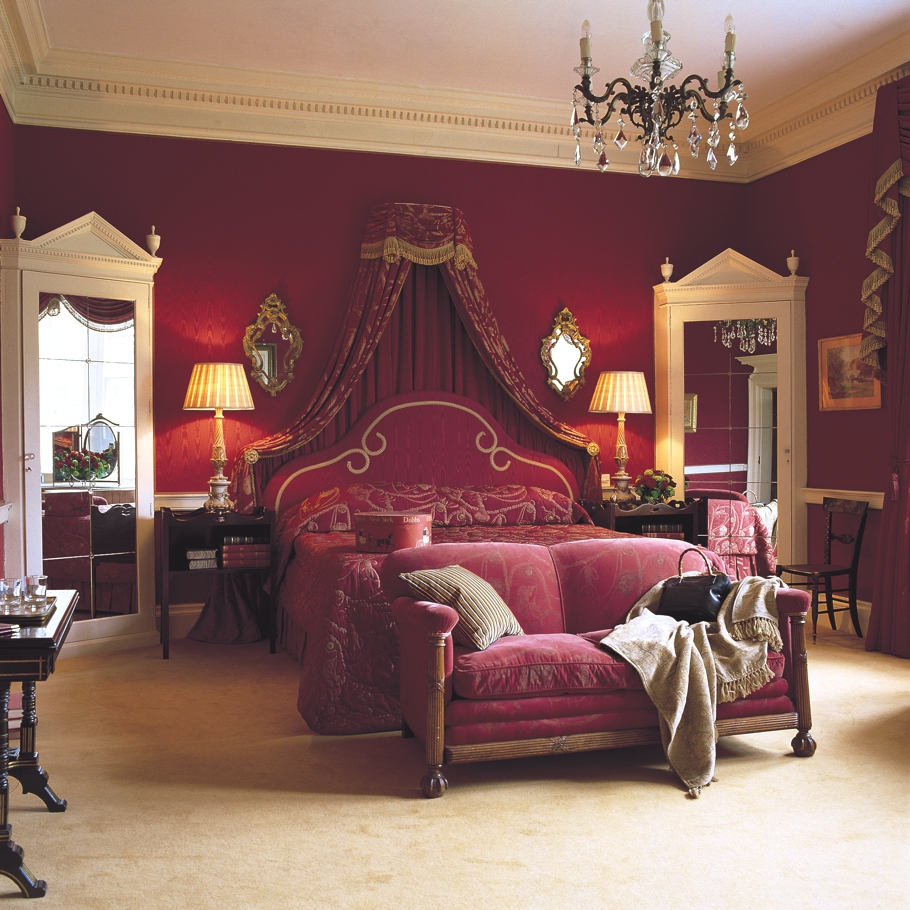 Hall bedroom. Королевская спальня в красных тонах. Красивая Королевская комната. Королевская спальня роскошная. Королевская спальня роскошная красная.