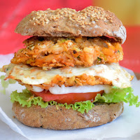  Hambúrguer de bacalhau com pão de alfarroba