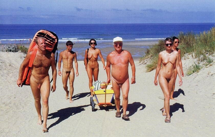 groupe naturistes à la plage 
