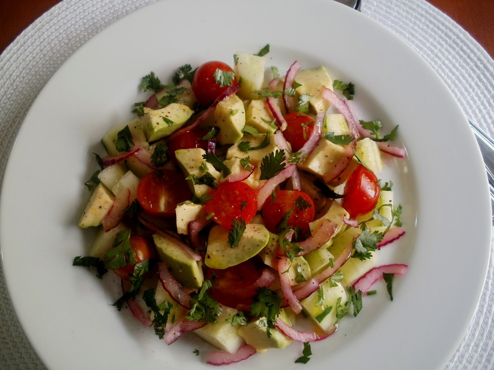 Ensalada de aguacate con pepino, cilantro y tomates cherry