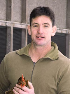 Peter Lüscher mit Huhn Peter Lüscher mit Huhn