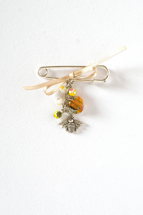 Spilla con decoro: ape in argentone, nastro raso e perle di murrina.