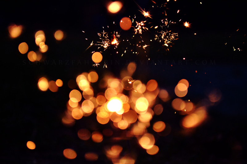 Новый год эффекты. Бенгальские огни боке. Блики от огня. Блики искры. Темный фон с огоньками.
