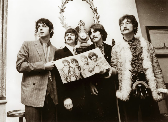 Resultado de imagem para raro making of em preto e branco dos Beatles na produção da capa de Sgt. Peppers