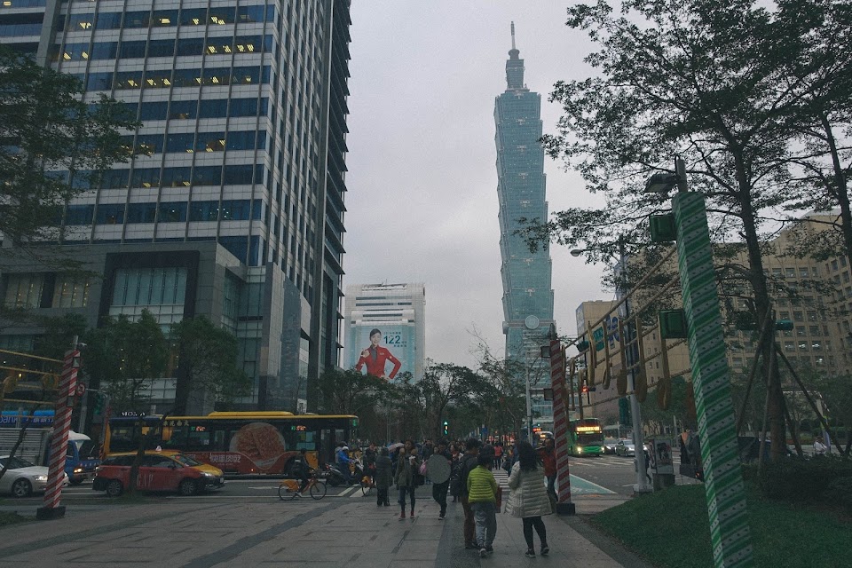誠品書店（Eslite Bookstore）から台北101（Taipei101）を眺める