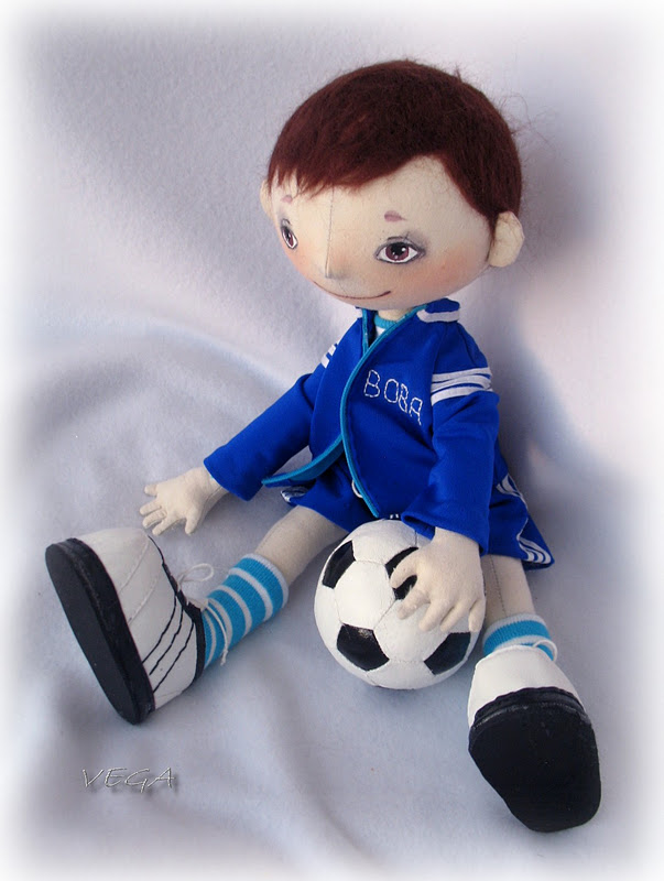 футболист из фоамирана. футболист игрушка мягкая кукла. новогодняя игрушка на футбольную тематику. подарки на футбольную тематику для мальчиков. кукла футболист.