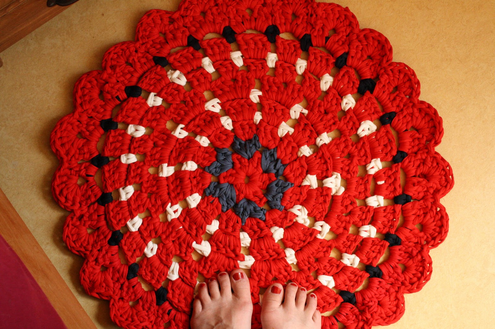 Busy fingers, busy life... Pattern Granny Flower Circle Rug