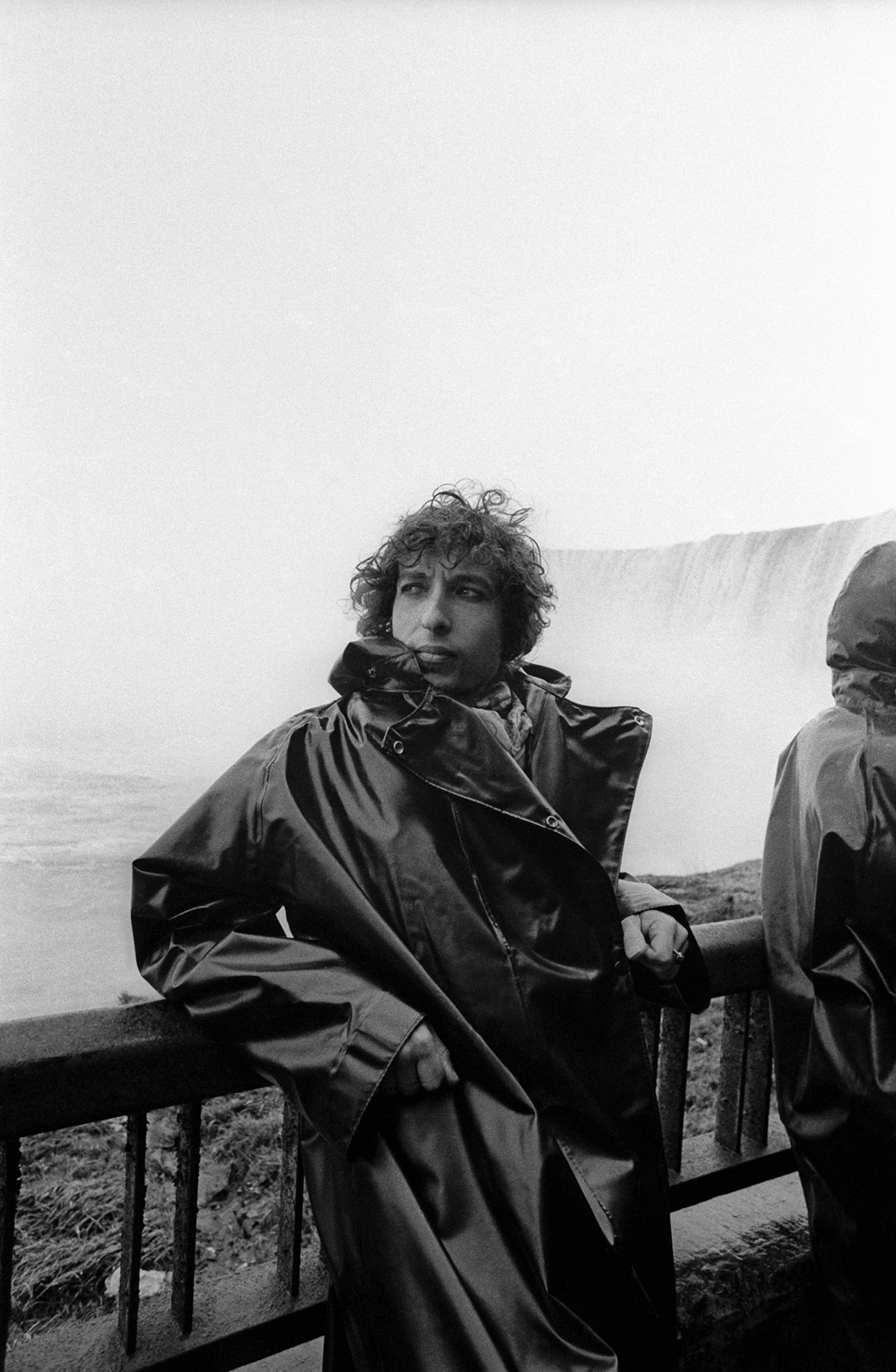 Rare and Intimate Photographs of Backstage During Bob Dylan's 1975 Tour