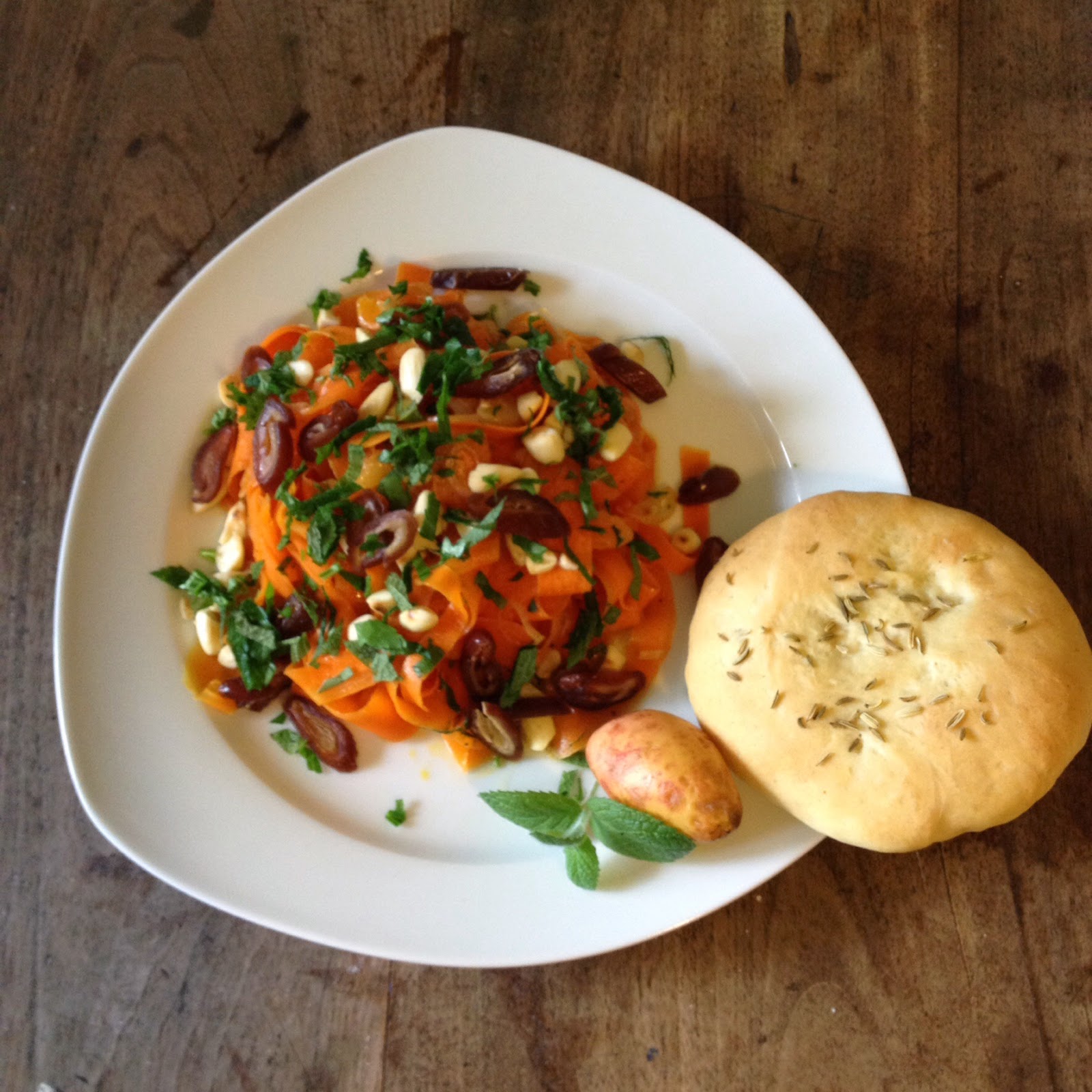 Ein Stück heile Welt : Orientalischer Karottensalat mit Datteln und Mandeln