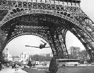 Avión a través de la torre eiffel