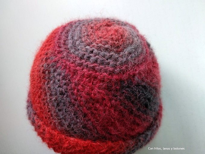 Con hilos, lanas y botones: DIY Gorro sesgado (patrón gratis)