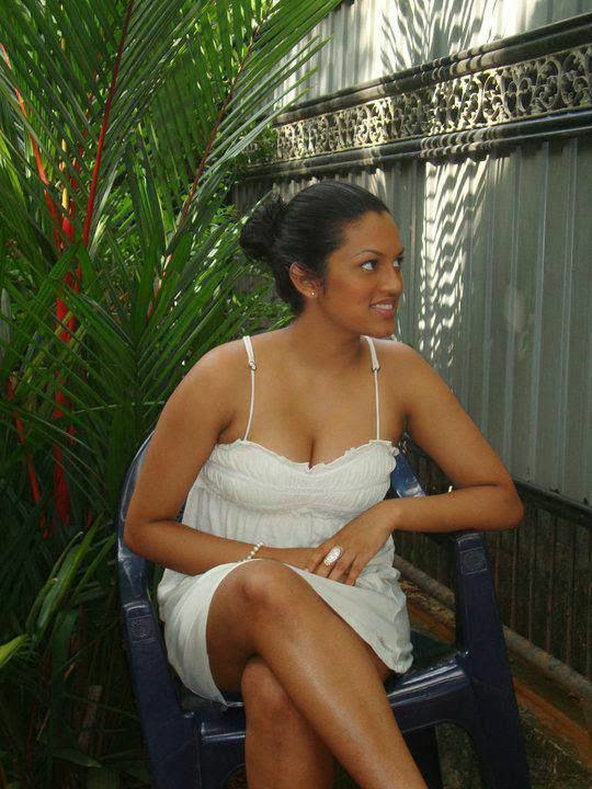 Sri Lankan Girls leaked photo - Crazy Girl