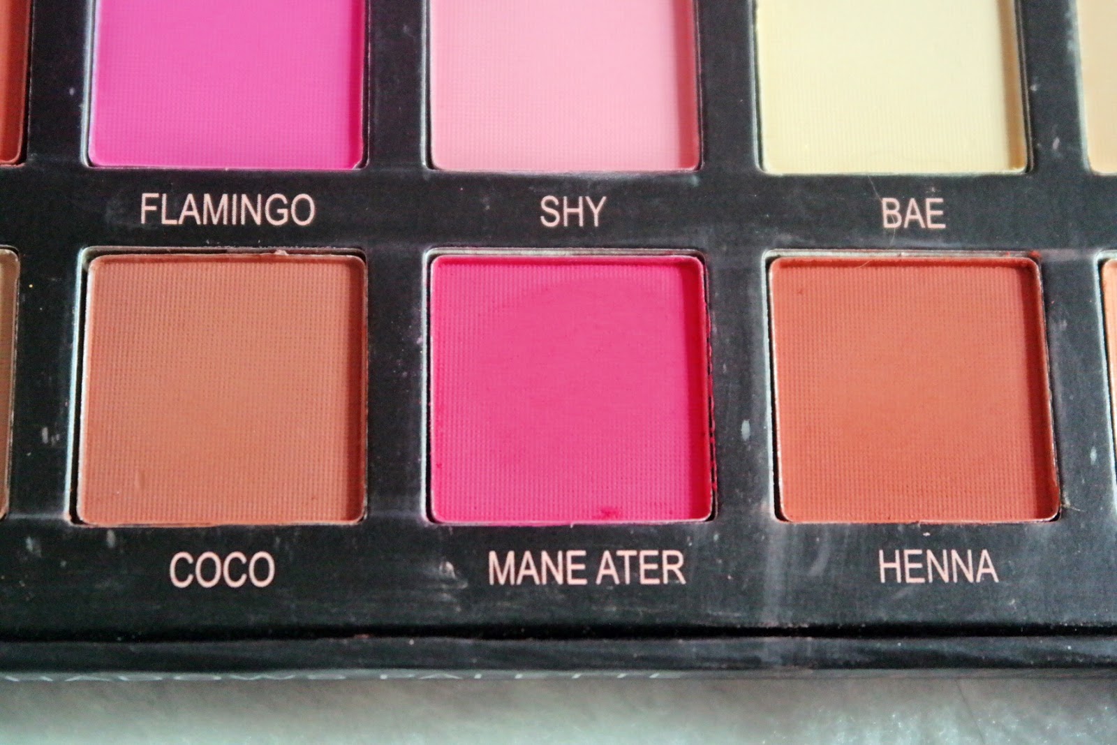 Curly Hair Fashion Beauty Huda Beauty Textured Shadows Palette