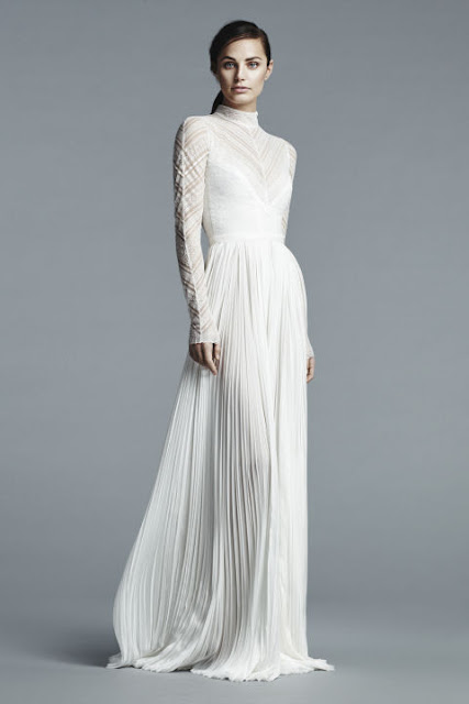 Vestido de novia con cuello cisne de J. Mendel 2017 - Foto: www.harpersbazaar.com Vestido de novia con cuello cisne de J. Mendel 2017 - Foto: www.harpersbazaar.com