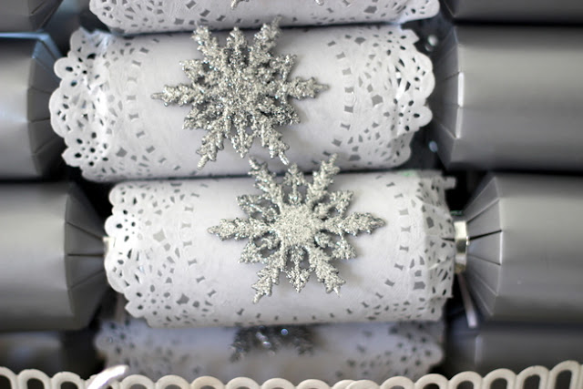 Stylish Settings: Decorating Christmas Crackers or Bon Bons
