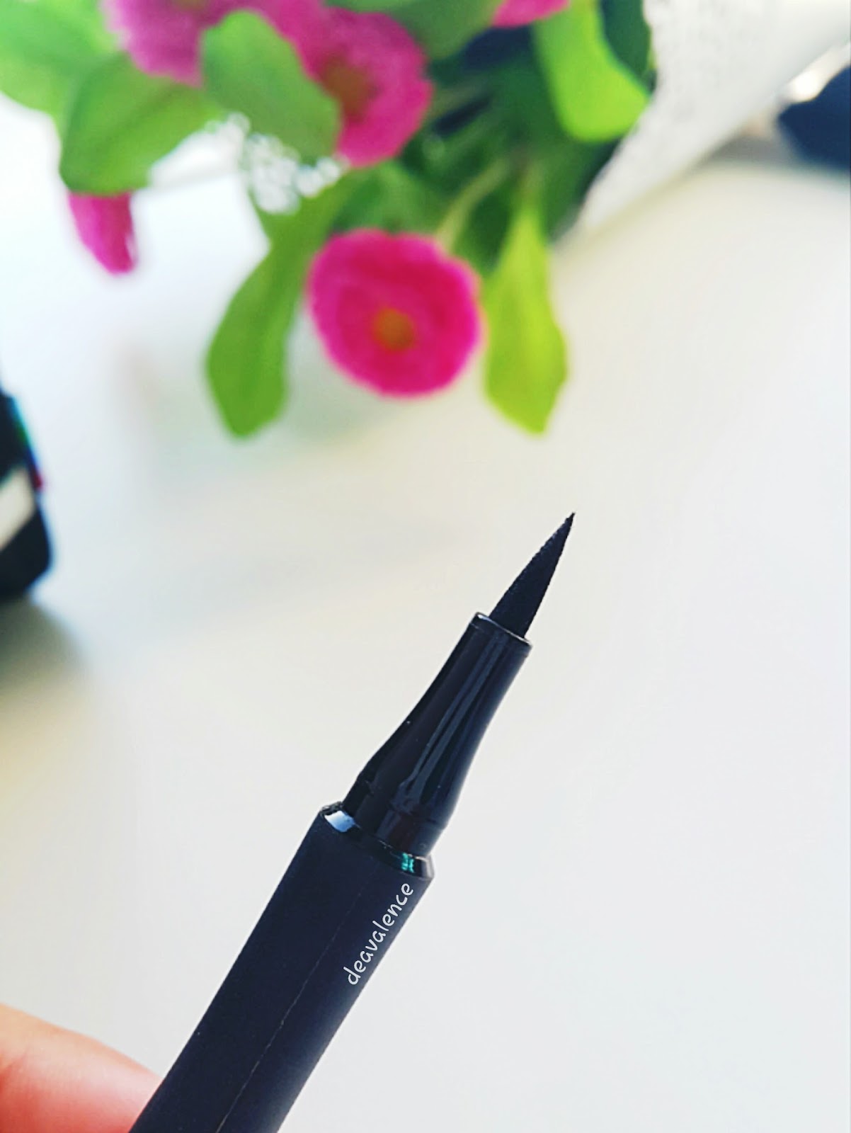 deavalence KIKO Ultimate Pen Long Wear Eyeliner