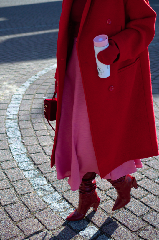 czerwony płaszcz hm; czerwone kozaki zara; różowa spódnica; pink #winterred