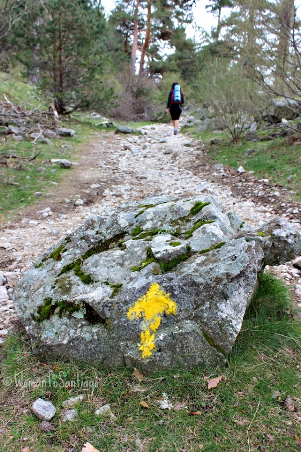 foto flecha amarilla en fuenfria