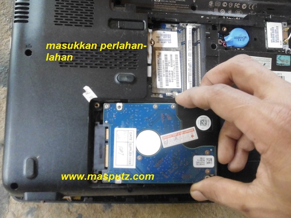 Hasil gambar untuk cara merakit laptop memasang hardisk