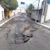 Tubulação rompe e asfalto cede na rua do Motor