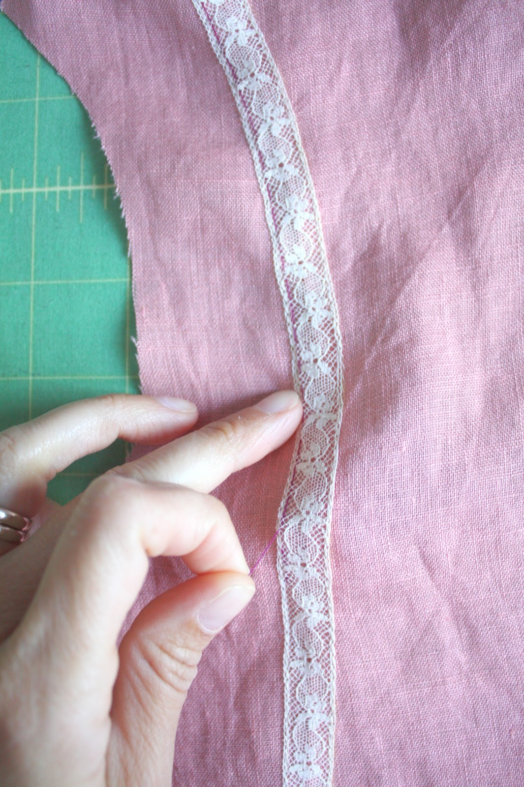 Nicole at Home Tutorial Insertion lace on a curved seam