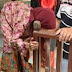 TERKEJUT Tengok Wanita Tua Merangkak Keluar Tandas. Rupa-Rupanya Lelaki itu….