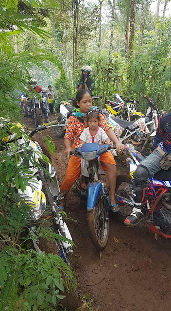Satu Kata Untuk Ibu Ini Yang Membelah Crosser Handal Saat Kesulitan Di Hutan Satu Kata Untuk Ibu Ini Yang Membelah Crosser Handal Saat Kesulitan Di Hutan