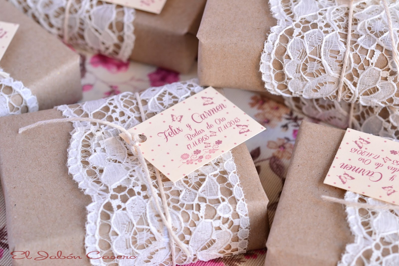 Detalles de bodas jabones personalizados encajes