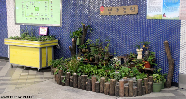 Pequeño jardín en la estación de Yeongdungpo del metro de Seúl