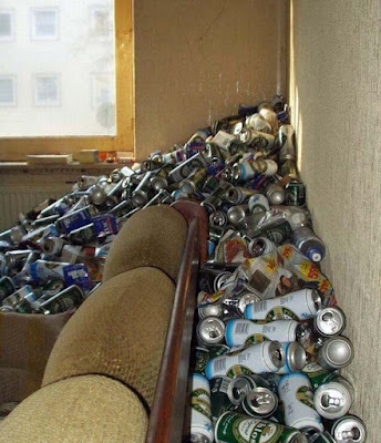Wohnung eines Bier-Trinkers lustig - Dosenpfand Wohnung eines Bier-Trinkers lustig - Dosenpfand