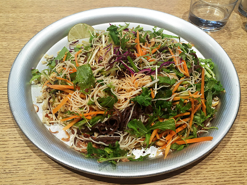 渋谷キャストの北欧カフェ『Åre(オーレ)』のヨヨナムのたっぷり野菜のカリカリ和え麺