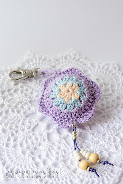 Flower crochet keychain by Anabelia