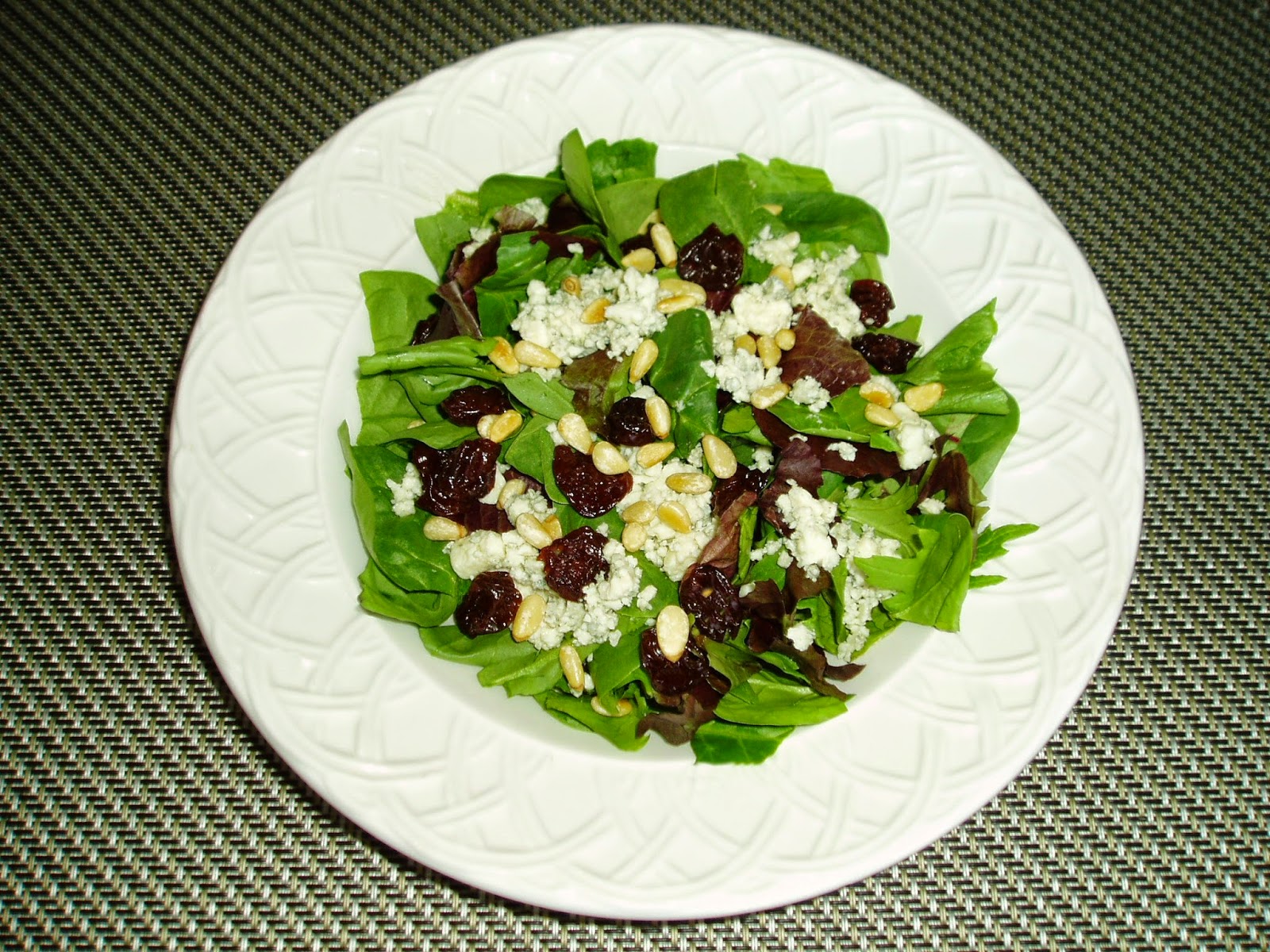 Meatless Mediterranean Mixed Green Salad with Dried