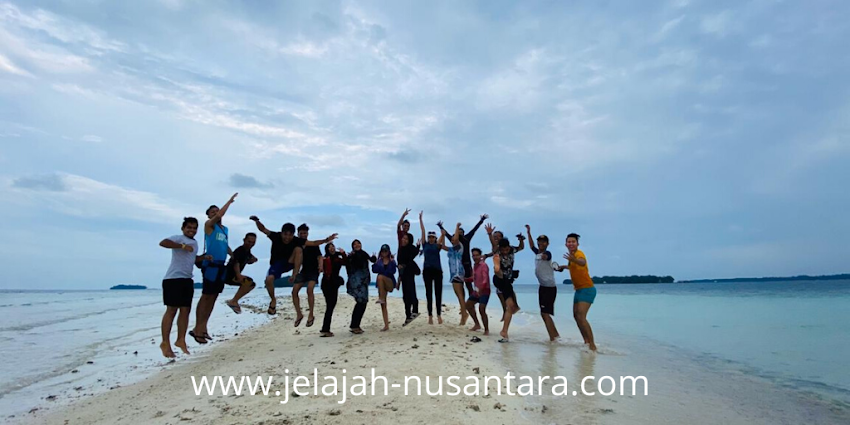 Moment melepaskan ekspresi kegembiraan peserta private trip pulau harapan paket wisata private trip pulau harapan 3 hari 2 malam kepulauan seribu