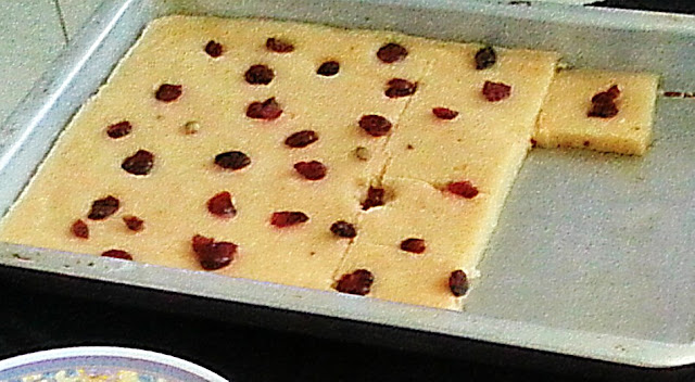 Sheet Pan Pancake w/cranberries Recipe  @ treatntrick.blogspot.com