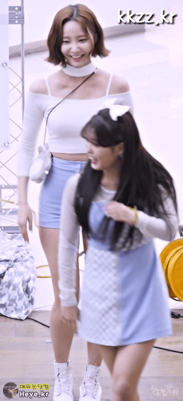 모모랜드, 연우 타이트한 오프솔더..