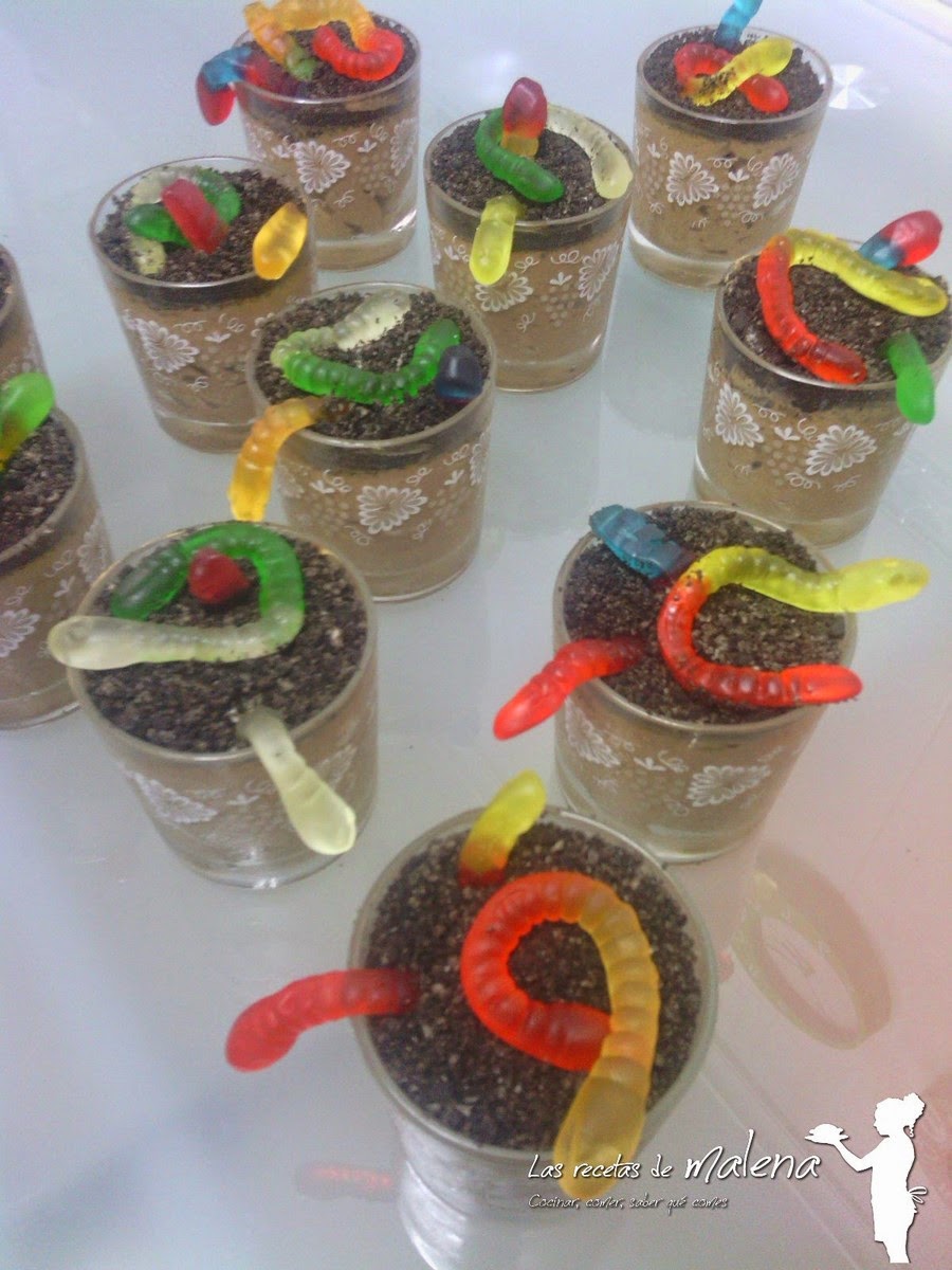 vasitos de chocolate con gusanos. Receta de Halloween