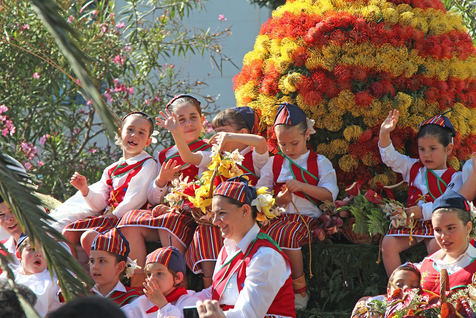 Le bonheur en marchant. La fête des fleurs à Madère Le bonheur en marchant. La fête des fleurs à Madère