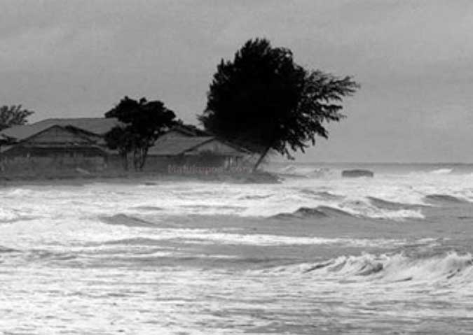 Stasiun Meteorologi Pattimura Peringatkan Masyarakat Waspada Angin Kencang Ambon, Malukupost.com - Stasiun Meteorologi Pattimura Ambon, Rabu (15/8), memperingatkan masyarakat terhadap peluang terjadi angin kencang lebih dari 30 kilometer per jam di wilayah Maluku pada beberapa hari ke depan. Angin kencang berpeluang terjadi di sembilan kabupaten dan dua kota karena adanya tekanan rendah di wilayah Samudra Pasifik Bagian Barat serta sirkulasi tertutup di Barat Laut Papua.