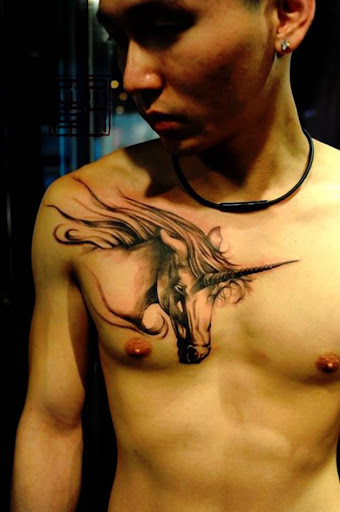 Este preto e branco tatuagem no peito