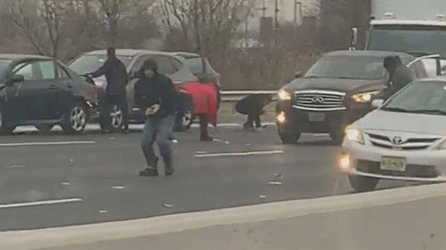 VIDEO Uang Sebanyak 7,1 Miliar Berserakan Dijalan, yang Dipungut Warga Harus Dikembalikan VIDEO Uang Sebanyak 7,1 Miliar Berserakan Dijalan, yang Dipungut Warga Harus Dikembalikan