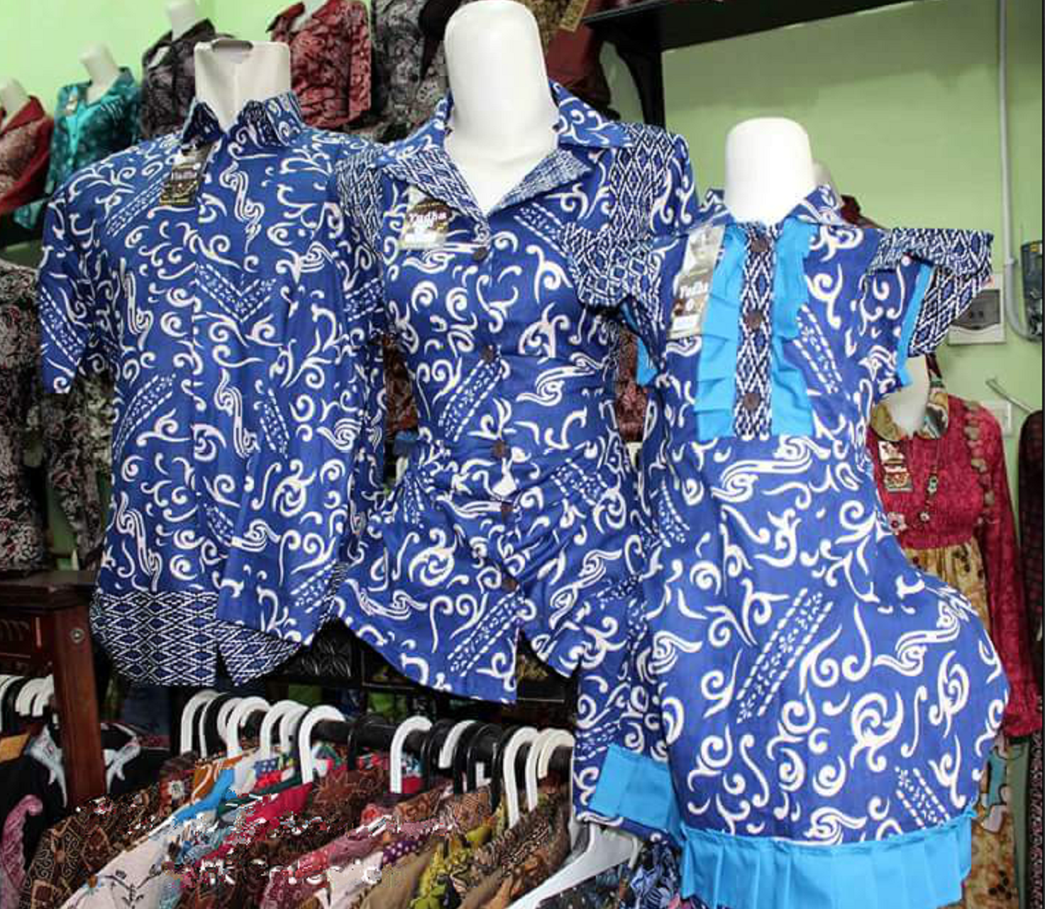 Koleksi Model Baju Batik Couple Keluarga Terbaru Untuk Acara Pesta Atau ...