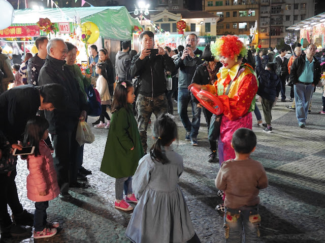 Clown modeling balloons for children