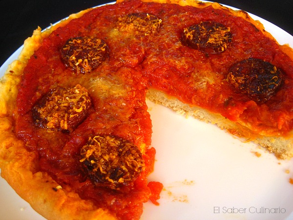 Pizza estilo Chicago con pepperoni