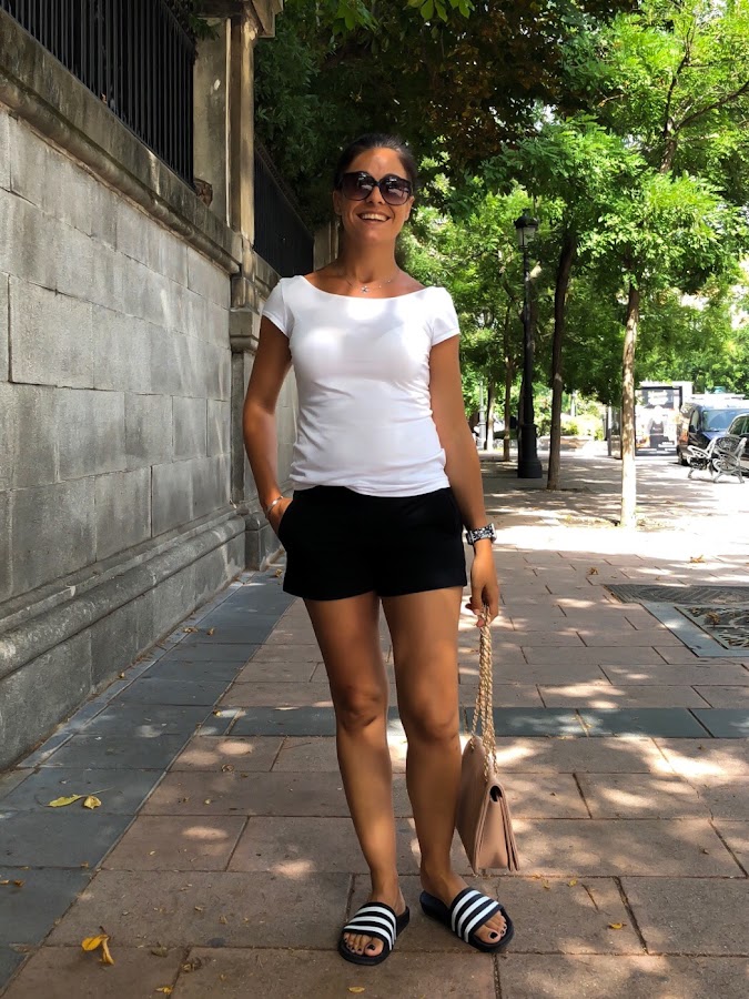 SUMMER OUTFIT, LOOK Camiseta básica blanca y pantalones cortos chinos con chanclas deportivas